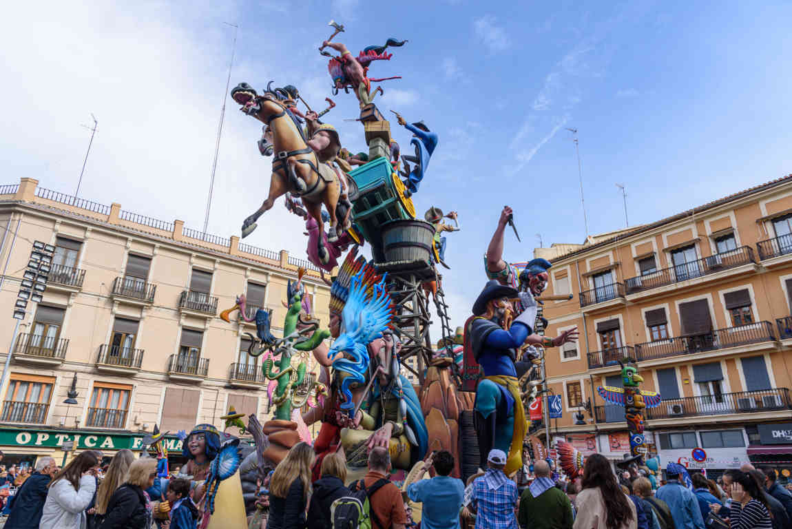 Valencia - fallas 2023 - 3 premio - falla Convento Jerusalén-Matemático Marzal - Por un puñado de euros 06.jpg
